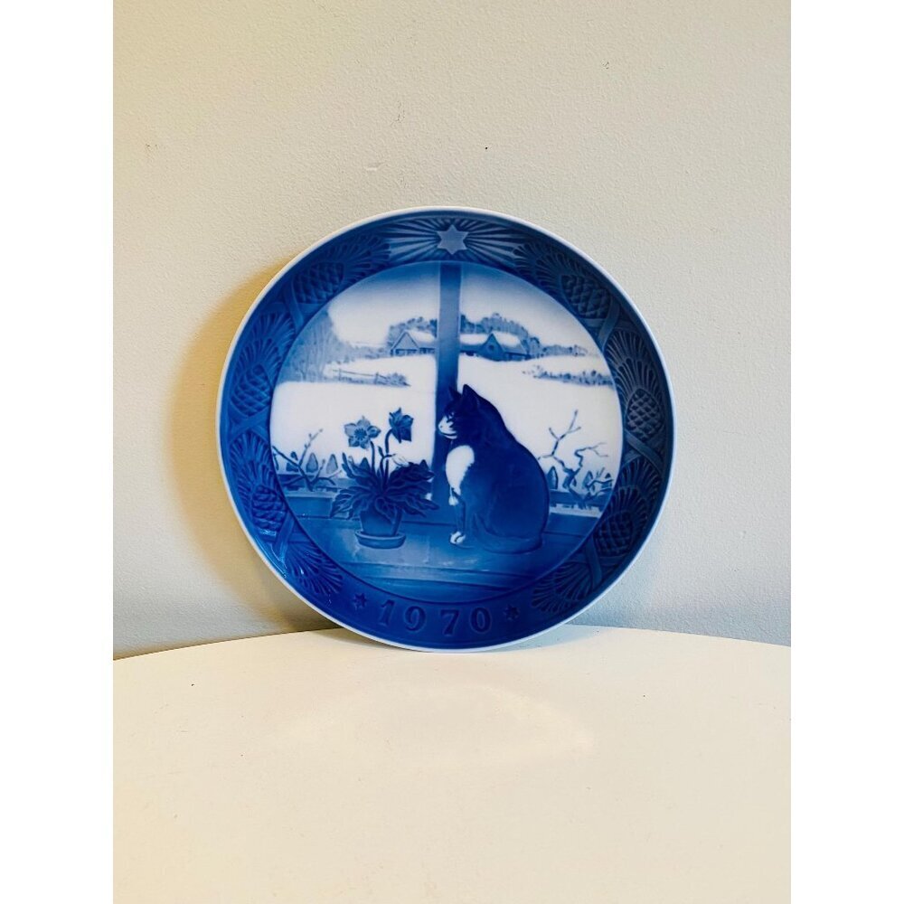 Vintage 1970 Royal Copenhagen Christmas Rose & Cat Plate Ltd Edition Blue Plate